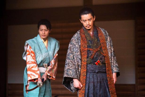 近習・森乱(市川團子)、鮮やかな刀裁きで信長(小栗旬)を守る
