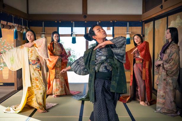 秀長(仲野太賀)は女性陣に踊りを教える
