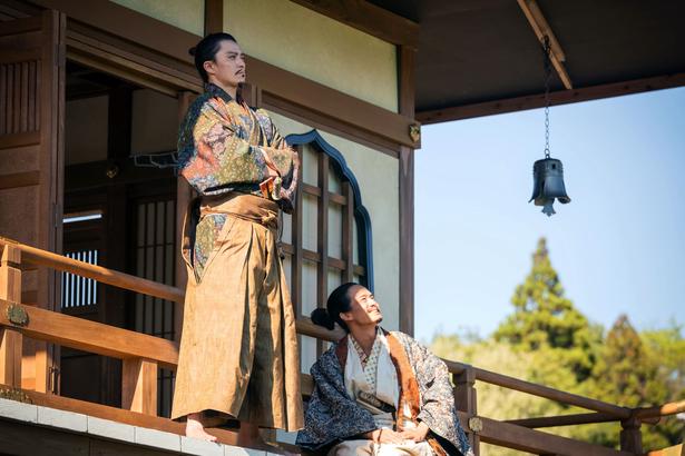 信長(小栗旬)は秀吉(池松壮亮)に自らが目指す新しき世について語る