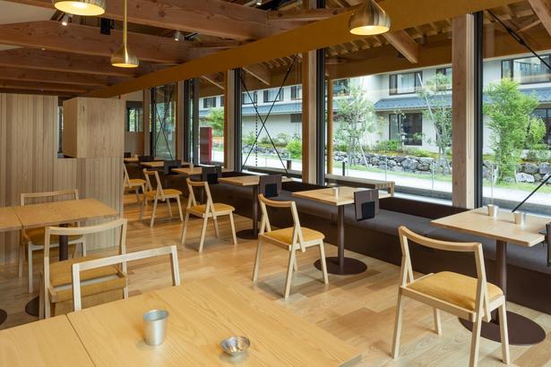 4月28日にオープンした「EIHEIJI CAFE」。真鍮製の照明が目を引く Photo|Nacasa & Partners inc.