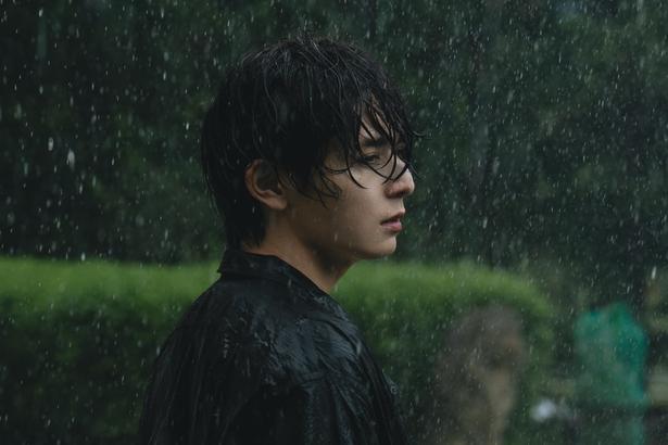 雨に濡れながら憂いの表情を見せる悠(山田涼介)