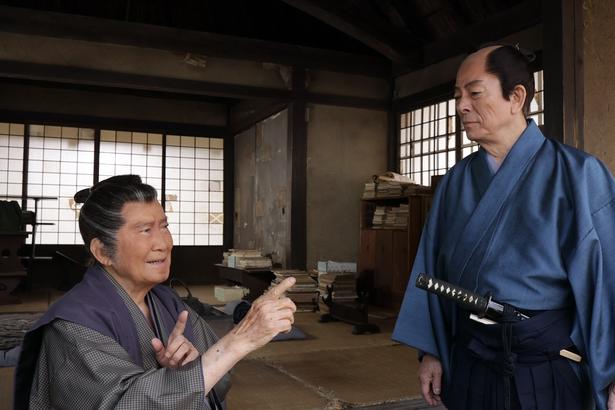 何かを伝えようとする陽明館の塾頭・伊藤一斎(里見浩太朗)と不満そうな半兵衛(水谷豊)