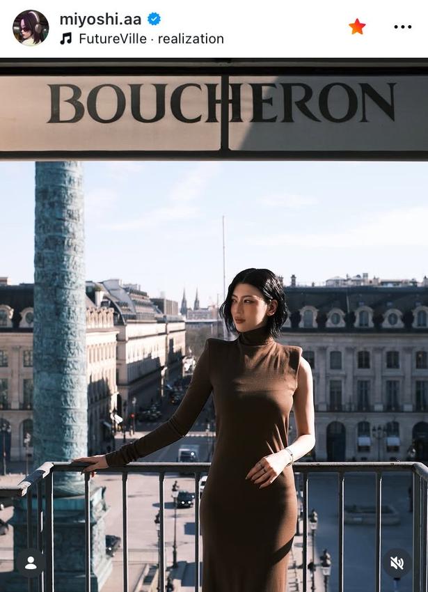 【写真】三吉彩花、ダークグレーのミニマルな姿
