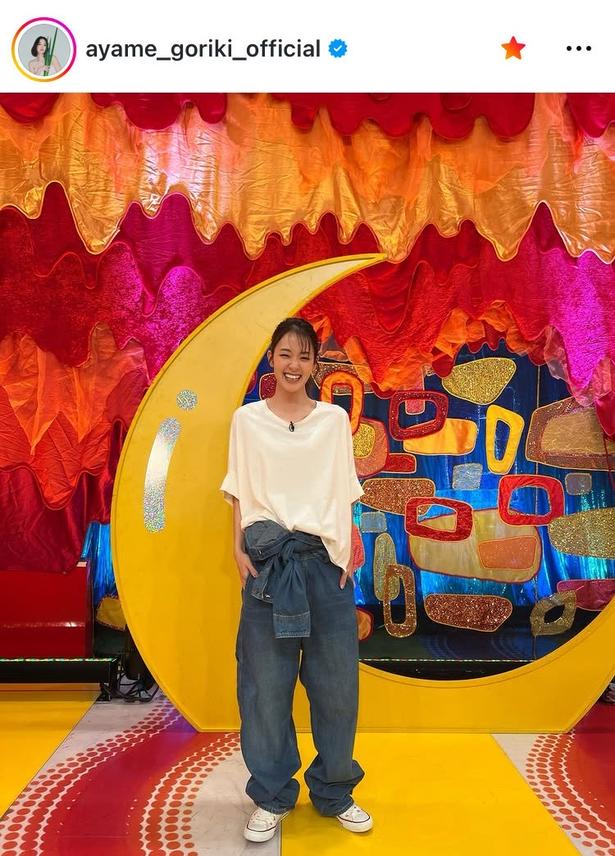 【写真】剛力彩芽、白トップスで肩の力を抜いた表情