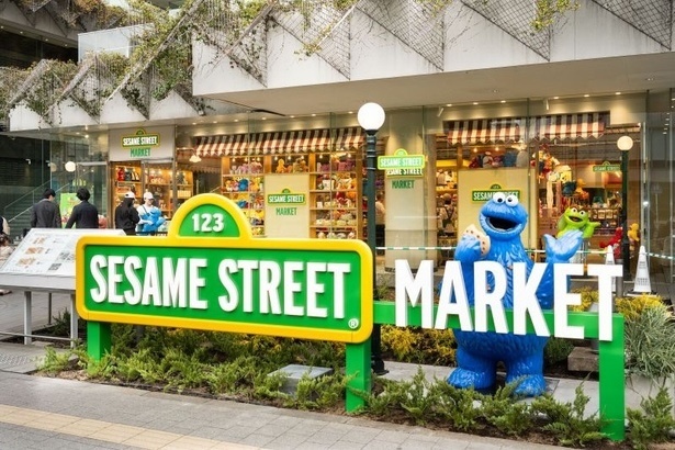 セサミストリートマーケット 玉川高島屋S.C.店は、大通りの前に立つクッキーモンスターが目印！