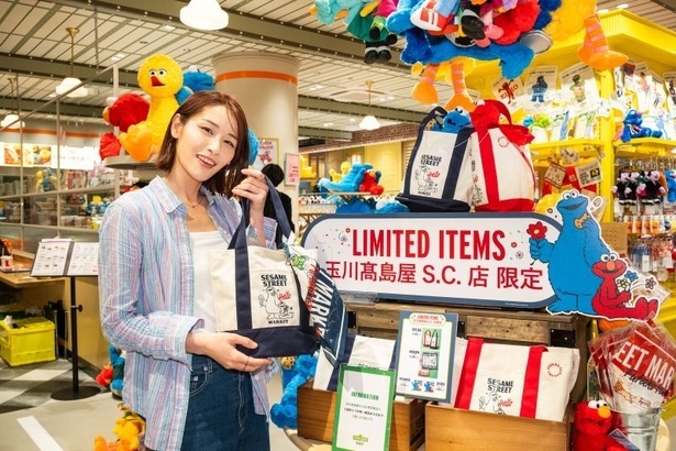 「トートバッグ」(各3850円)はしっかりした素材感。折りたためるので、通勤・通学やお買い物のサブバッグとしても大活躍！バッグの持ち手に 「バンダナ」(各1650円)を巻くスタイリングもおすすめ