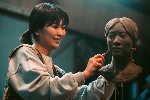 【写真を見る】近くの山から切り出される木でひとり彫刻を作る寄子