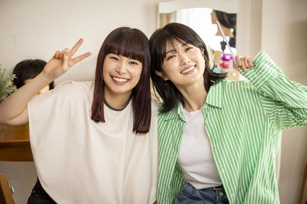 樋口日奈＆関水渚、肩を寄せ合う仲良しショット