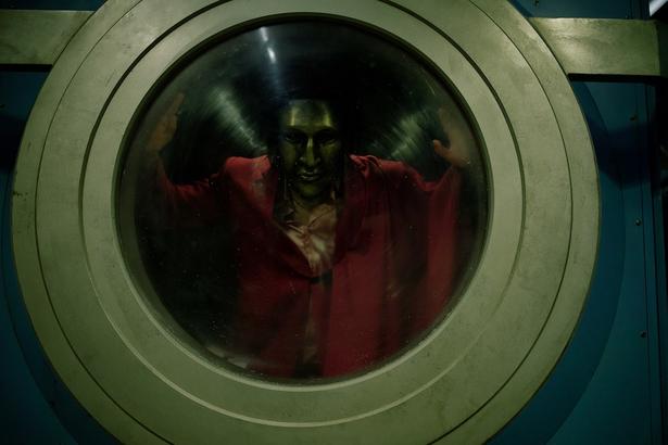 【写真を見る】敵を洗濯機に閉じ込めたグレースによる“バスタイム”シーンを捉えたカットも
