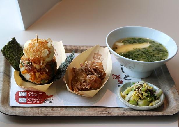 「おにどんスペシャル玉子天」(写真左)はボリューム満点！