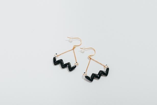 「ピアス zig zag HARIO Lampwork Factory」(1万3200円)