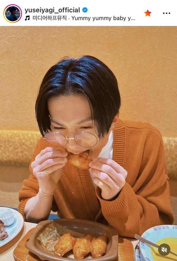 【写真】八木勇征、皿いっぱいの料理を頬張る姿