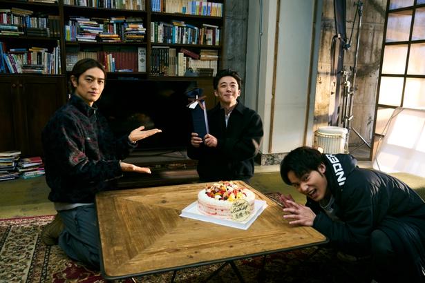【写真を見る】12月9日に誕生日を迎えた高橋一生を、バースデーケーキで祝福する斎藤工と水上恒司