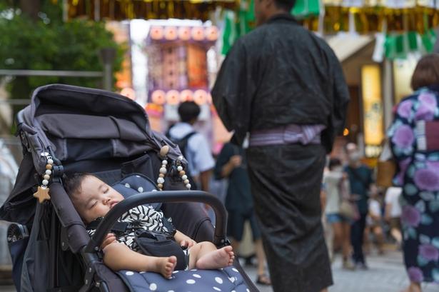 赤ちゃんとのおでかけの必須アイテムともいえるベビーカー。花火大会への持ち込みは、会場のルールを確認のうえ、よく検討を