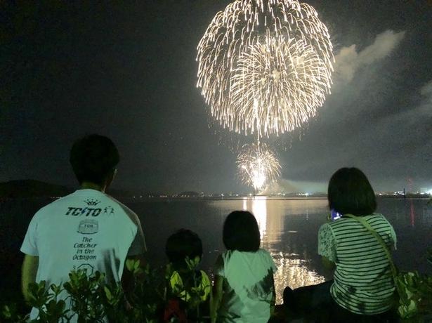 有料席を利用しない場合は、打ち上げ場所から少し離れた河川敷などがおすすめ