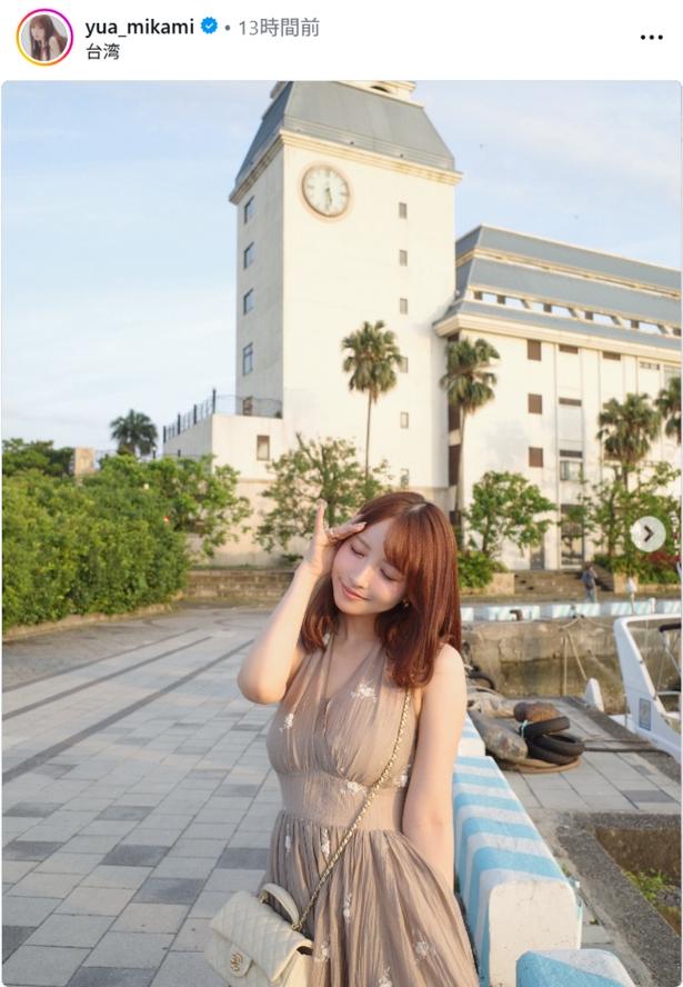 【写真】三上悠亜、ノースリーブワンピースで見せた穏やかな表情のショット