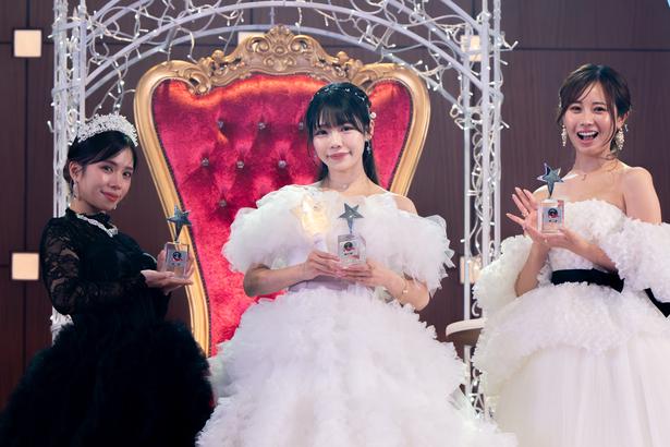1位星野アリス(中央)、2位き-ぽん(左)、3位りほやん(右)