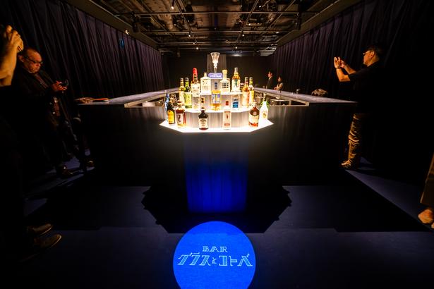 「BAR ROOM」は、ボトルと床に投影したロゴのオブジェと、2つのカウンターテーブルが配置された、シックでシンプルな空間