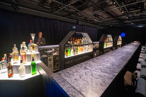「BAR ROOM」のカウンターテーブルは、裏側にもある