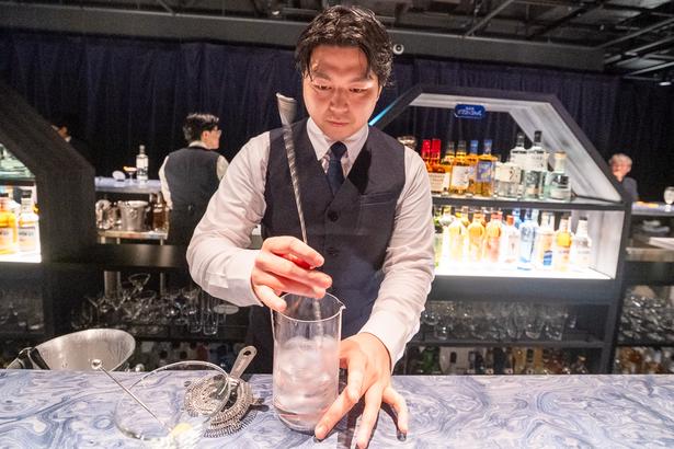 目の前で、バーテンダーの技術を堪能しよう