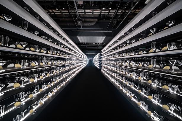 グラスがずらっと並ぶさまは圧巻！「GLASS ROOM」で、思い思いに撮影も楽しもう
