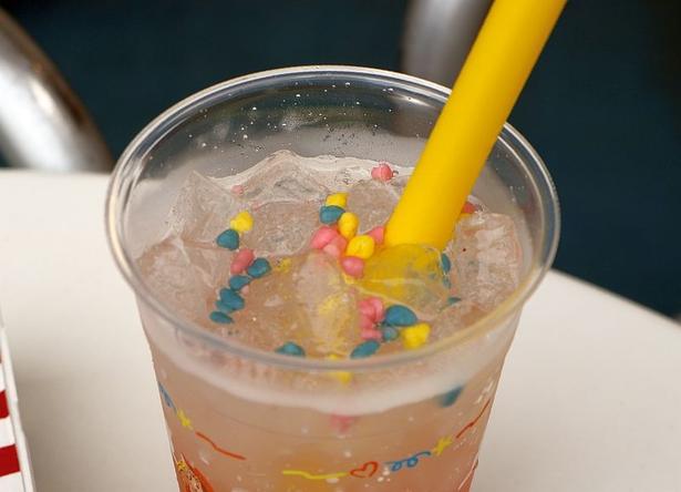 「スパークリングドリンク(フルーツ＆ナタデココ)」は、パチパチ弾けるトッピングが楽しい！