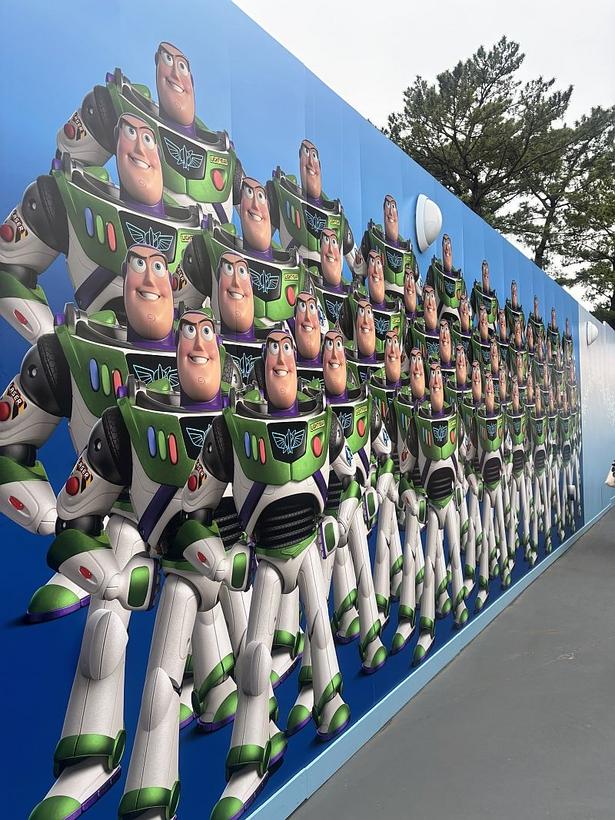 トゥモローランドには、壁面に総勢50体のバズ軍団やキャラクターが描かれたフォトスポットが登場している