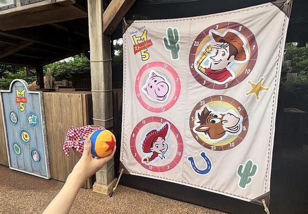 東京ディズニーランドのビッグサンダー・マウンテン前では、2種類の的あてゲームが楽しめる子ども向けのスペースが登場