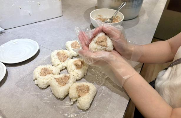 「ツナマヨおにKiri」を握る様子