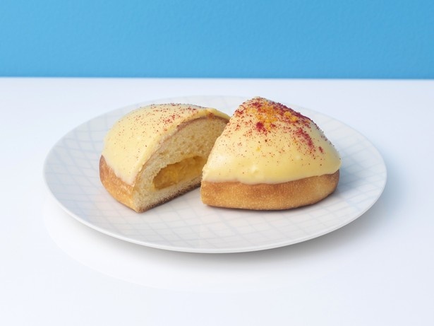 アップルマンゴーの形が愛らしい「まるごとマンゴークリームパン」(1個 421円)