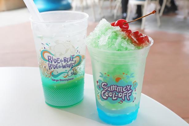 写真左から、青と緑のカラーがさわやかな「スパークリングドリンク(シトラス＆マスカット)」(880円)、ドナルドの甥っ子たちをカラフルな3色でイメージした「シェイブアイス(メロンシロップ、ストロベリー、ホイップ)」(600円)