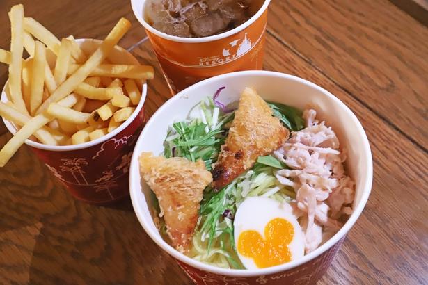 「キャンプ・ウッドチャック・キッチン」で提供中の「シェフのおすすめセット」(1520円)。「野菜とエビの春巻きと蒸し鶏の冷やし麺(ゆず塩)、エッグ添え」はミッキーシェイプのゆで卵にも注目を！セットを選択すると、フレンチフライポテトとソフトドリンクが付く