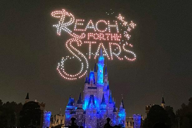 「Reach for the Stars：Everlasting Dreams」のラストシーン。ドローンが夜空を舞う感動的なフィナーレは必見！
