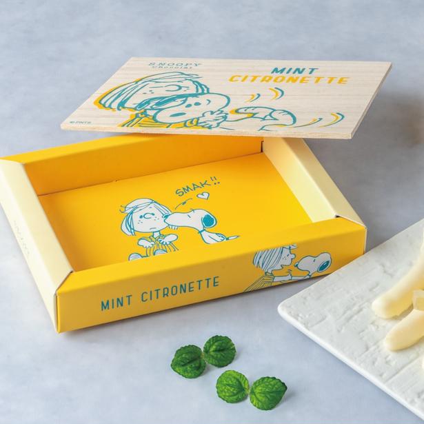 箱を開けるとペパーミント パティとスヌーピーのイラストが (C) 2026 Peanuts Worldwide LLC