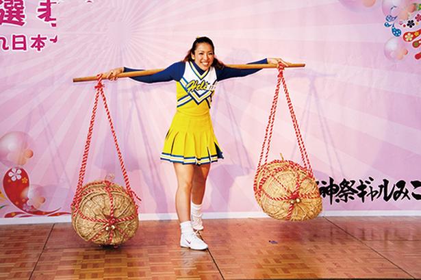 天秤棒担ぎなどの数々の審査をクリアした女性が参加している