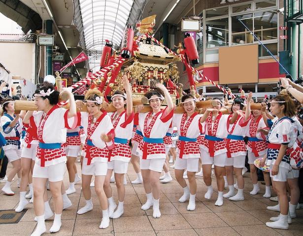 白・赤・青が目立つ色鮮やかなはっぴが目をひき、威勢のいい掛け声が商店街に響く
