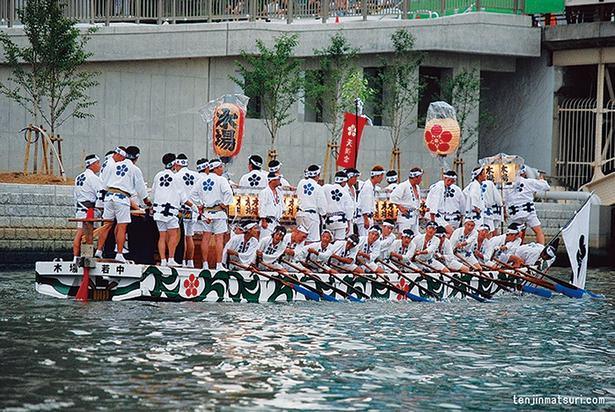 かがり火が水面に映った華麗な光景は、「火と水の祭典」とも呼ばれる。明かりがさらに映える夜の景色にくぎづけになること間違いなし