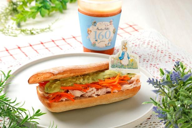 「有隣堂 ストーリーカフェ」の「マグレガーさんの畑の恵みサンド」(935円)、「ピーターのごほうびキャロットバナナスムージー」(770円)