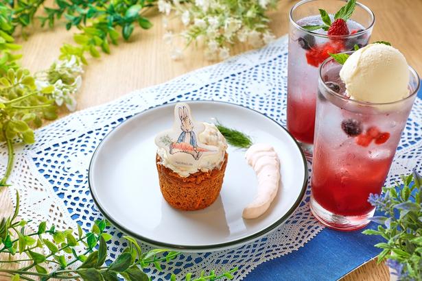 「chano-ma」の「自家製キャロットケーキ」(1210円)、「ベリーとバタフライピーのティーソーダ」(1000円※オリジナルコースターが付く)