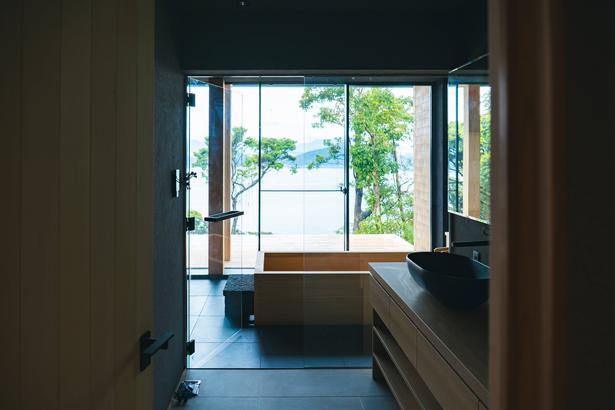 落ち着いた雰囲気の浴室