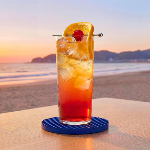 「JOHNNIE BLONDE Shonan Sunset MIX」(850円/税抜き)。オレンジとグレナデンの華やかな甘味がたまらないフルーティーなカクテル