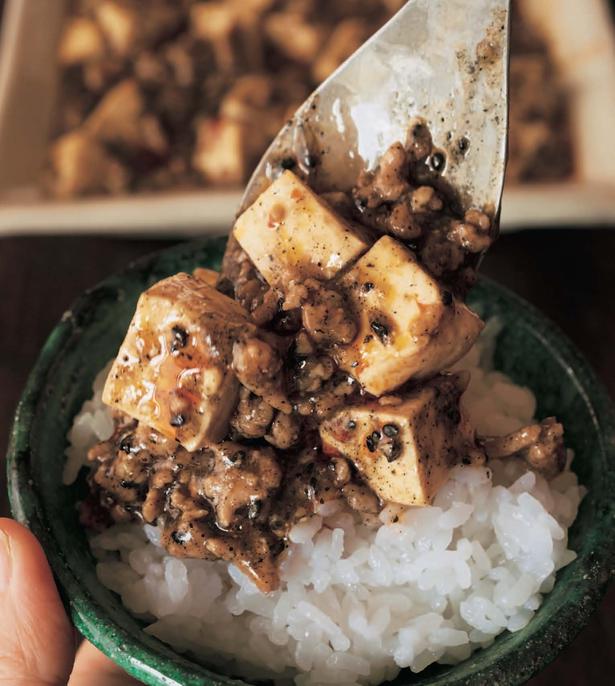 黒ごまのコクのある強い香りが食欲をそそる「黒ごま麻婆豆腐」