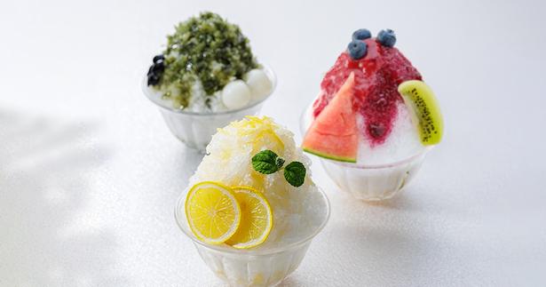 名水で作る「箱根百年水のかき氷」は3種類。左からレモン、緑茶、ベリー