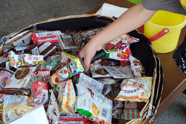 どれを狙う？1回200円の駄菓子すくい