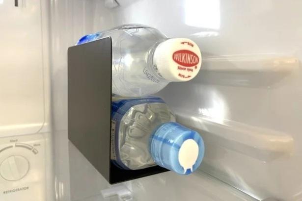 冷蔵庫の中でペットボトルが転がらなくなる！（▶次のライフハックへ） 撮影／こぽり