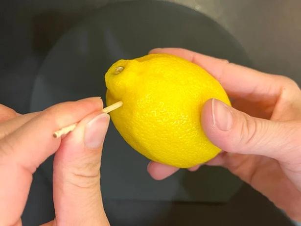 レモンにつまようじを指すと簡単に果汁が絞れる！？（▶次の裏ワザへ） 撮影／りょう