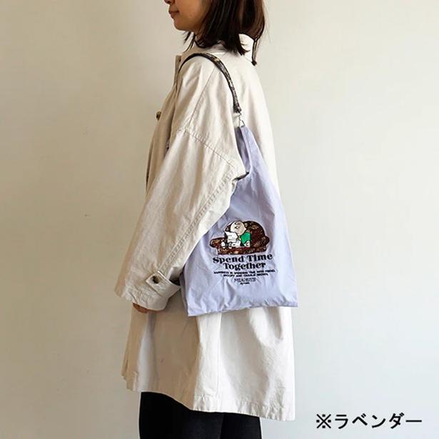 付属のストラップをバッグに取り付けると肩がけできる仕様