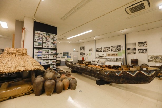 発掘調査で出土した遺物なども展示 撮影:樋口涼