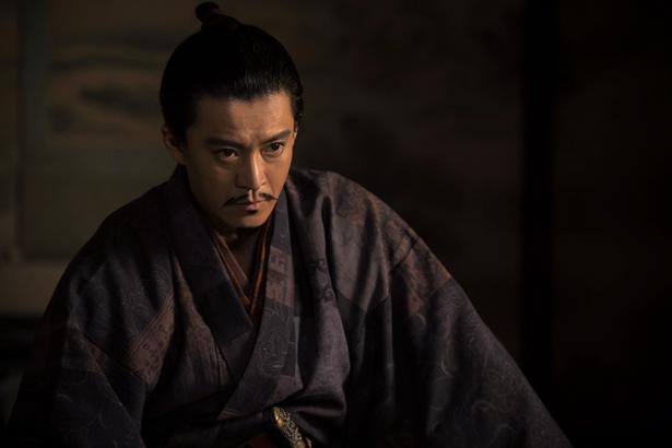 大河ドラマ「豊臣兄弟！」で織田信長を演じる小栗旬にインタビューを実施