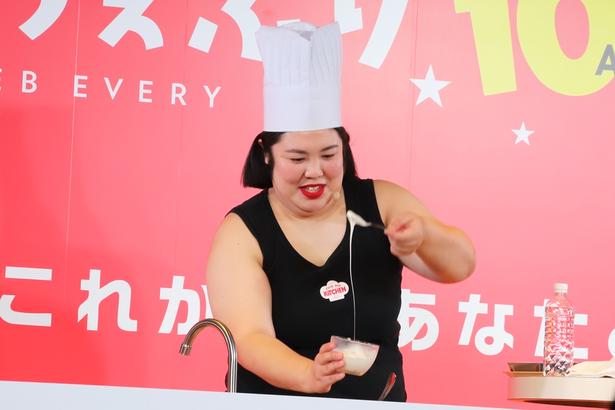 トロトロのチーズをトッピングする作業に苦戦する“先生”